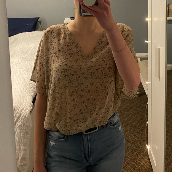 Dainty Forever 21 Sheer Blouse. - Picture 3 of 6